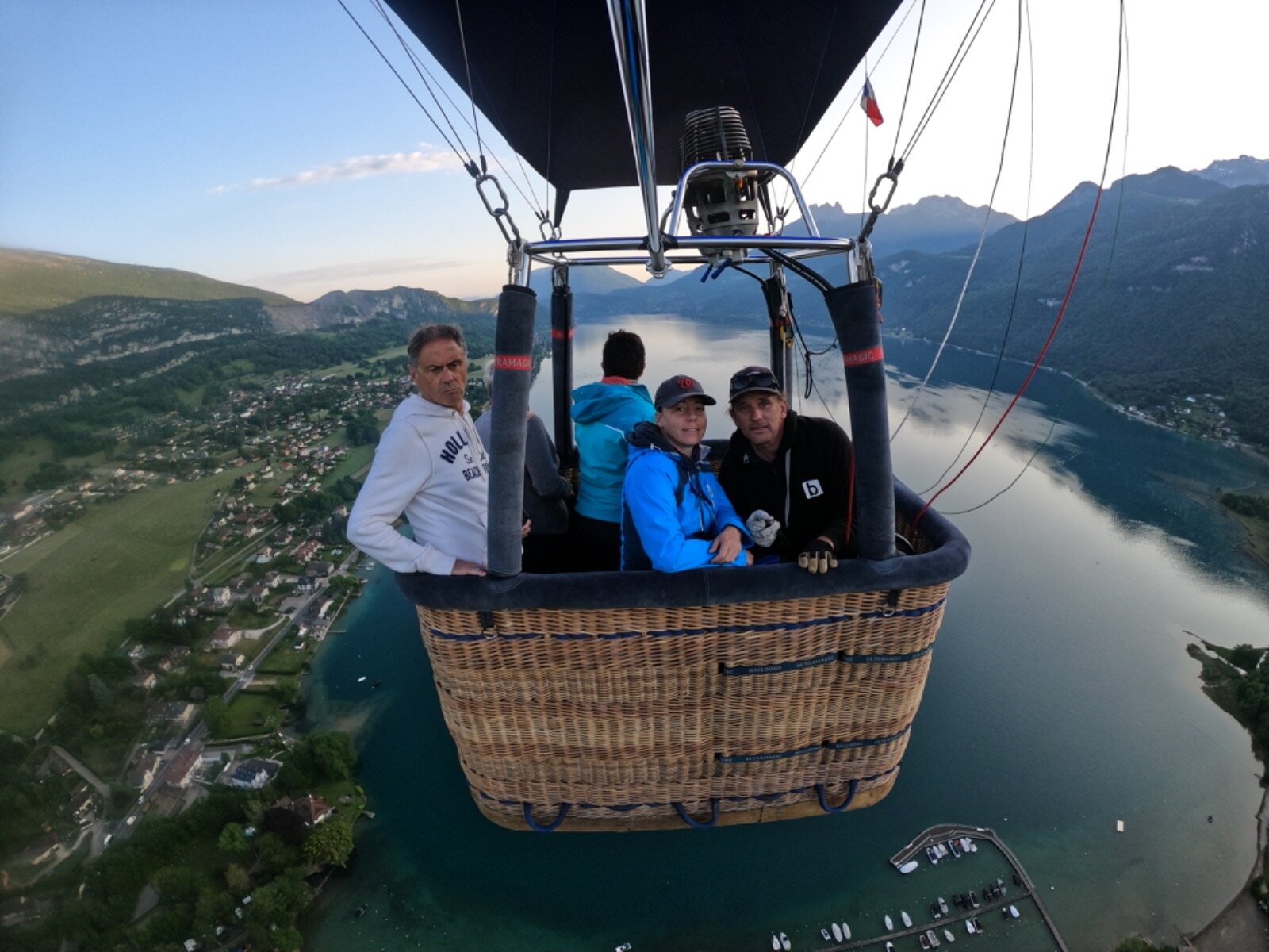 Baptême en Montgolfière au-dessus du Lac d'Annecy ! - Activ'Annecy